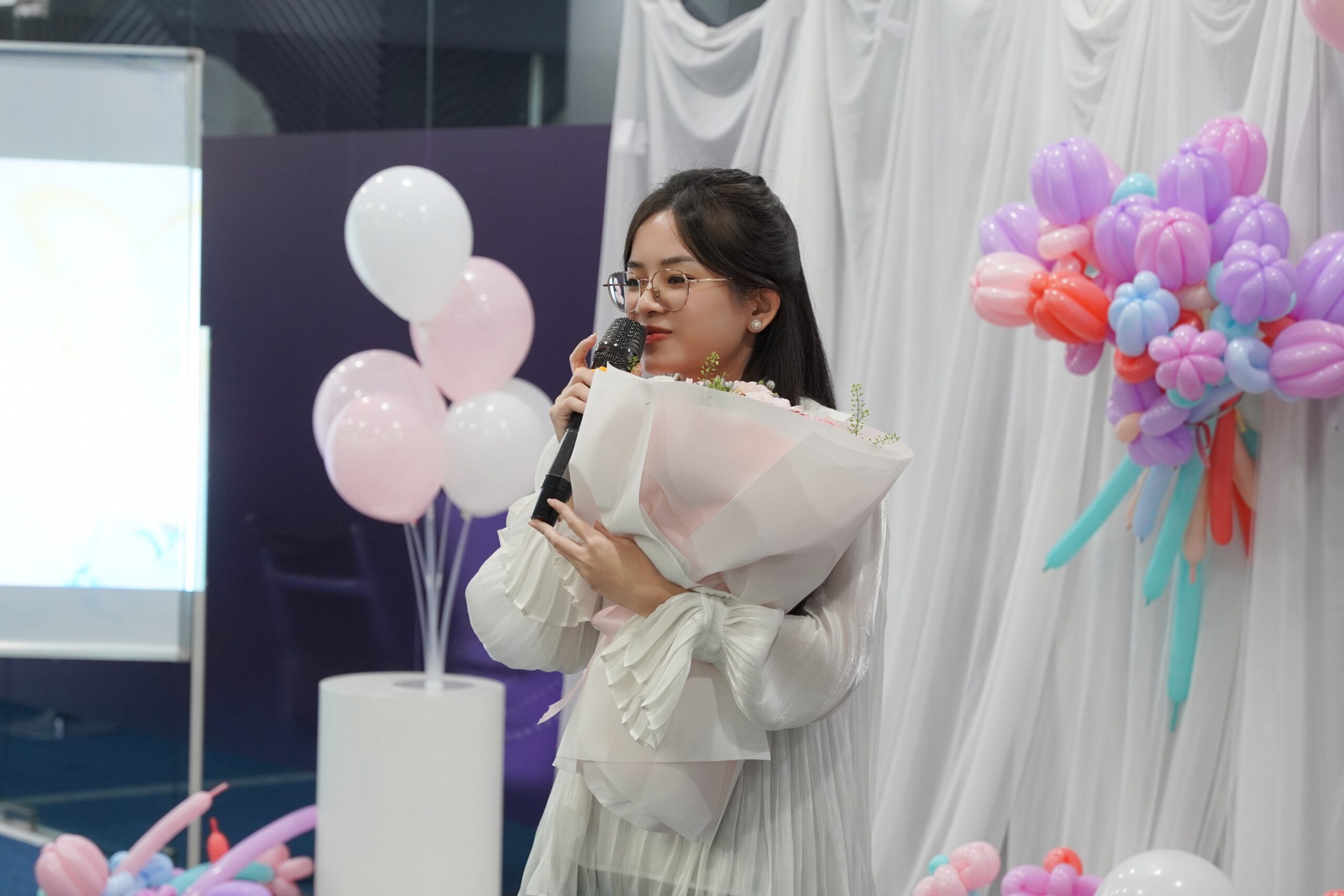 VŨ TRỤ CÓ EMS – RỰC RỠ SẮC MÀU, NGỌT NGÀO YÊU THƯƠNG TẠI SKY CORPORATION